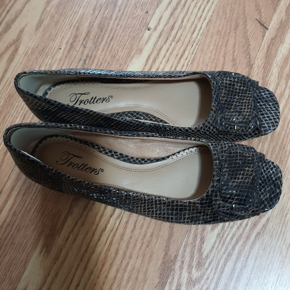 Trotters Peep toe shoes